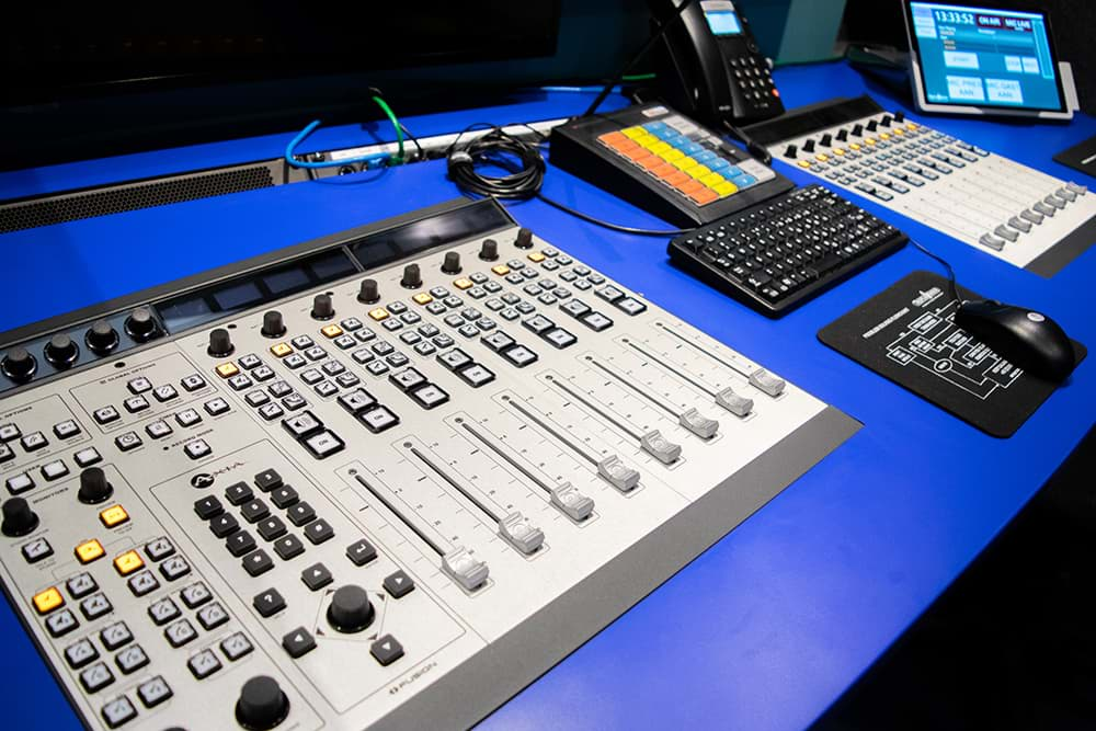 Rijnmond Reportagewagen binnenkant / Axia Fusion Mixer / OB van / Triple Audio